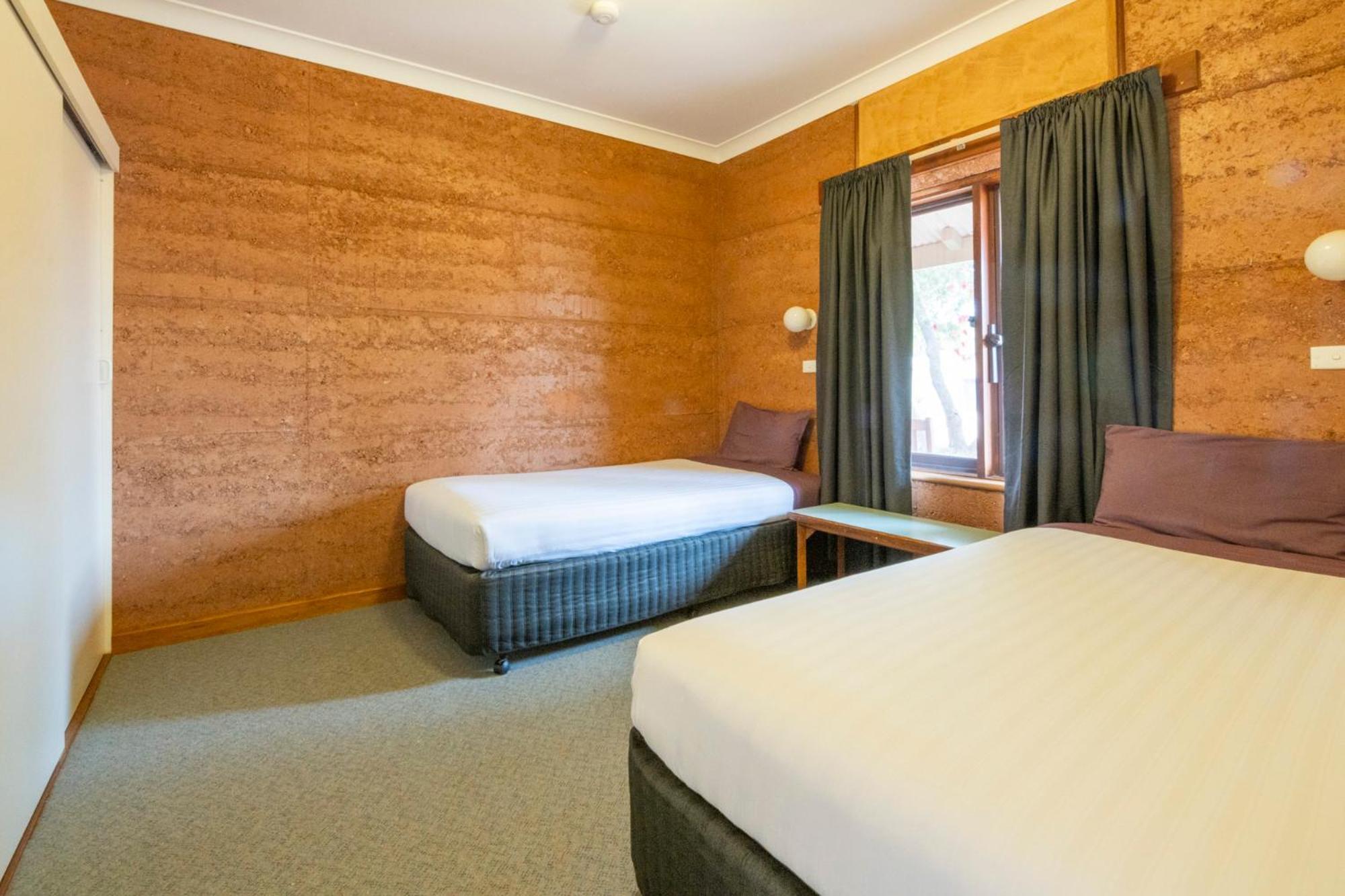 Mud Hut Motel Coober Pedy Buitenkant foto