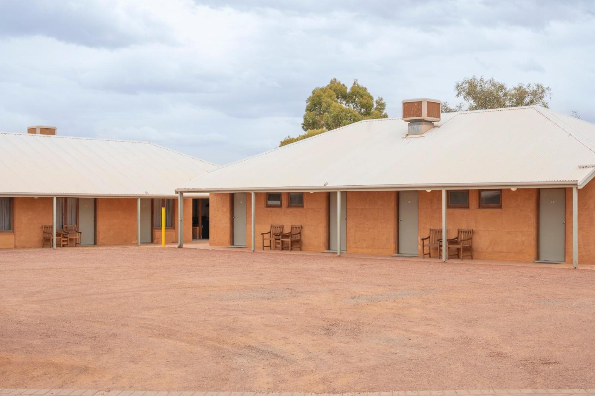 Mud Hut Motel Coober Pedy Buitenkant foto