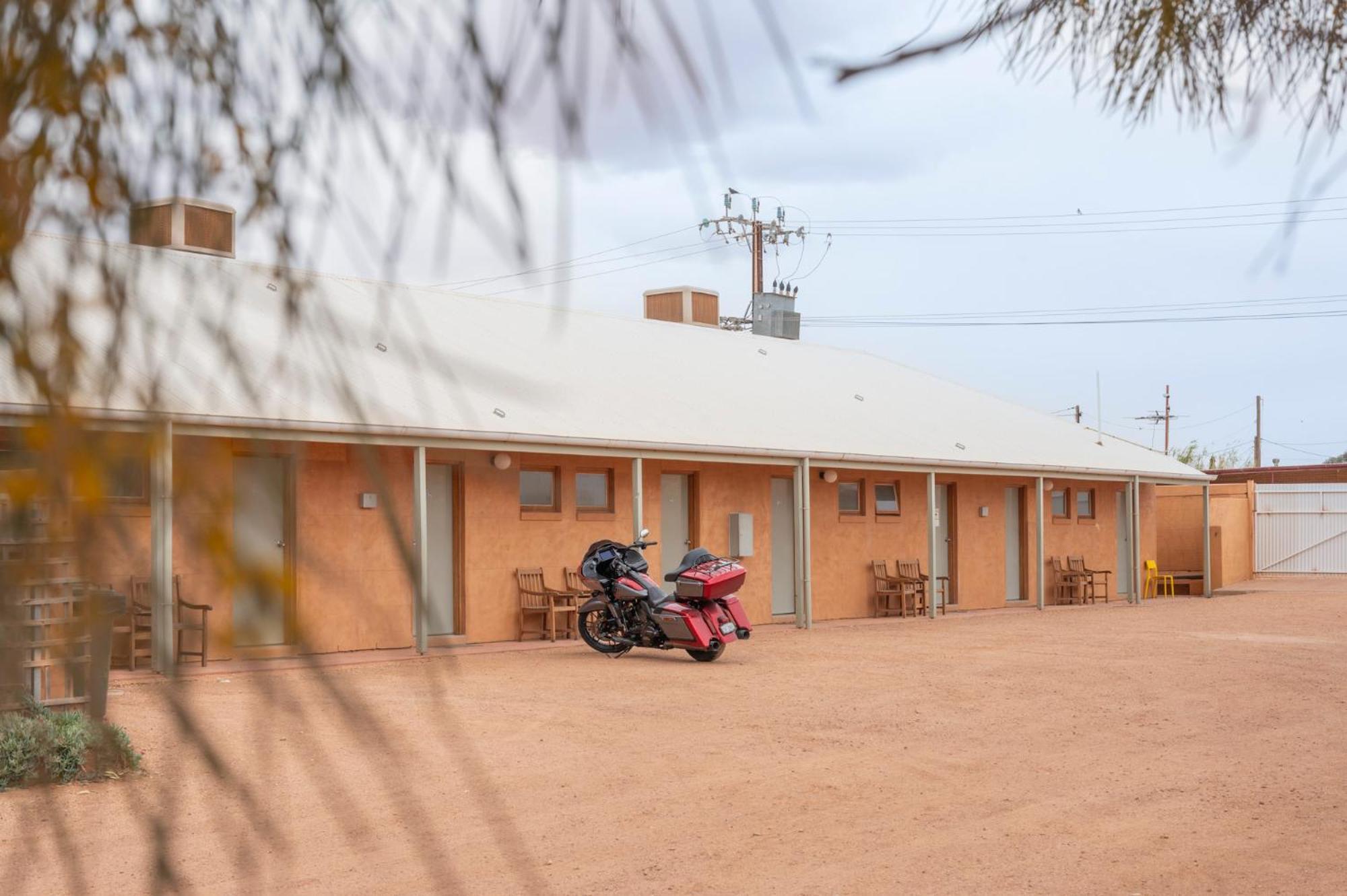 Mud Hut Motel Coober Pedy Buitenkant foto