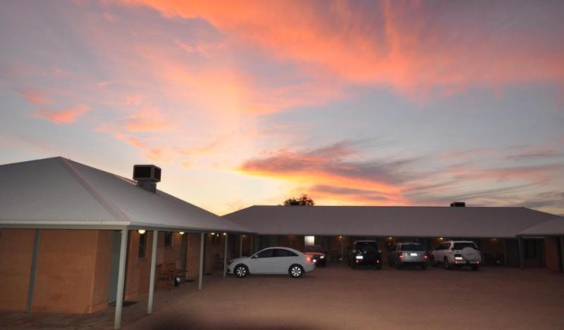 Mud Hut Motel Coober Pedy Buitenkant foto